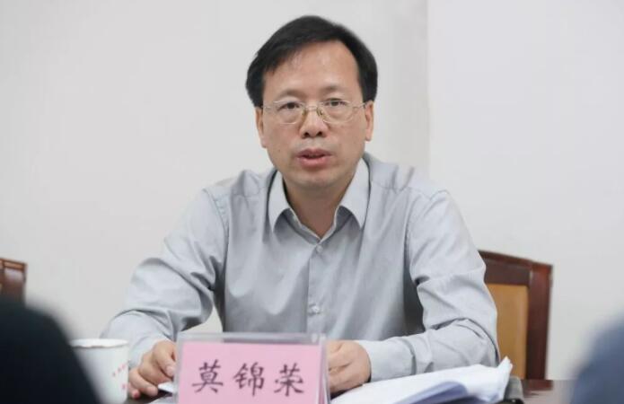 莫錦榮簡歷：廣西中醫(yī)藥大學黨委書記莫錦榮，曾任欽州市委副書記、市委常委、組織部部長，廣西高院政治部主任