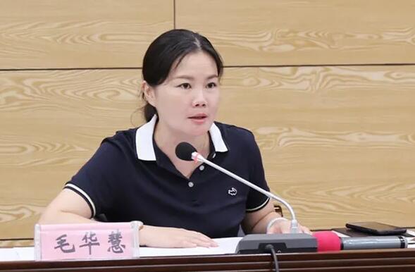 毛華慧簡歷：河池市環(huán)江縣委副書記、縣長毛華慧，曾任河池市投資促進局局長、團委書記